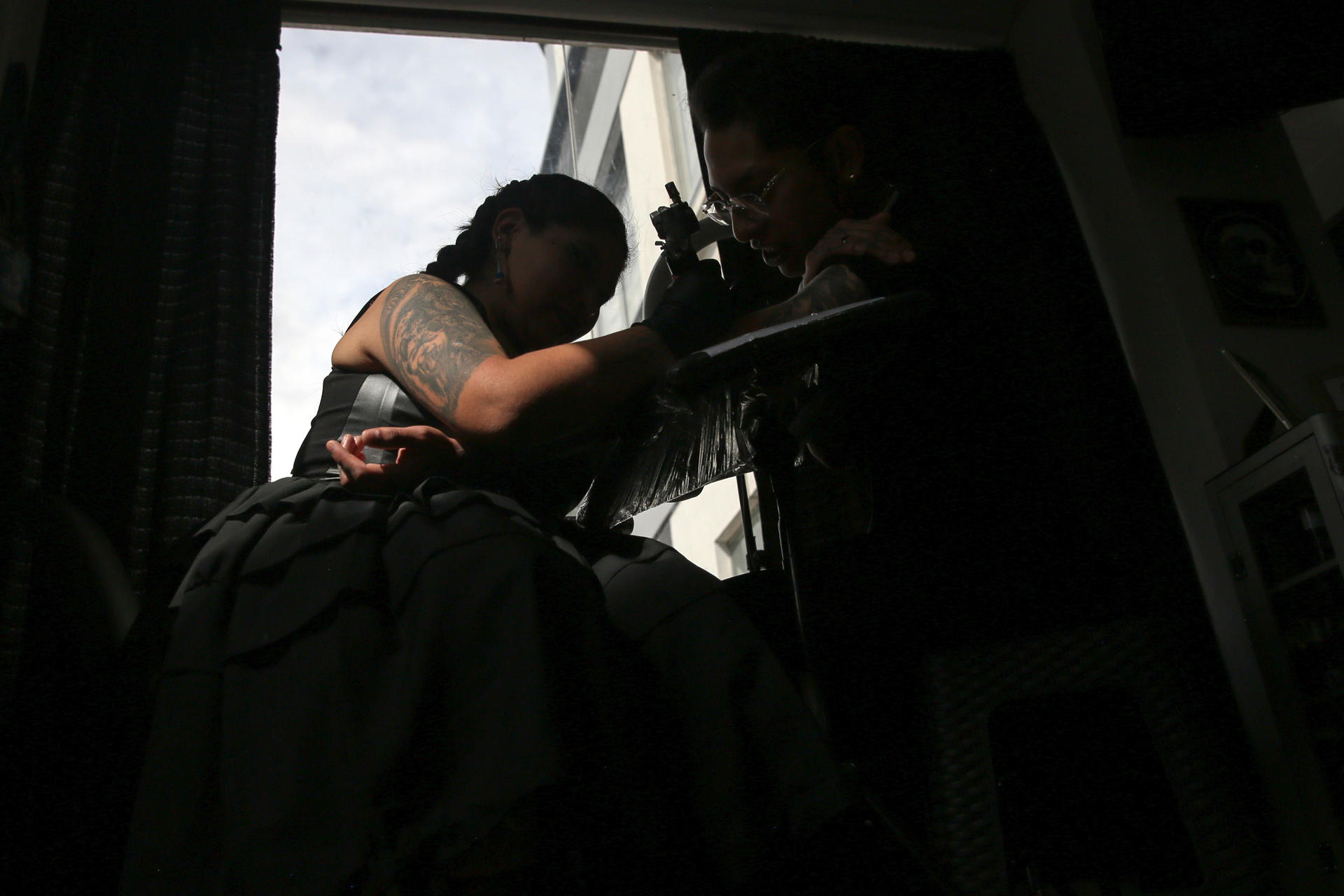 La tatuadora de raíces aimaras Daniela Artemisa trabaja en su estudio este miércoles, en La Paz (Bolivia). EFE/Luis Gandarillas