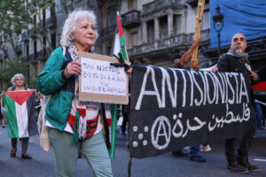 Personas participan en una manifestación en apoyo a Palestina este martes, en Buenos Aires (Argentina). Miles de personas marcharon bajo la consigna "basta de genocidio" en la Franja de Gaza a dos años del ataque del grupo islamista Hamás contra Israel y el comienzo de la guerra en el enclave palestino. EFE/ STR