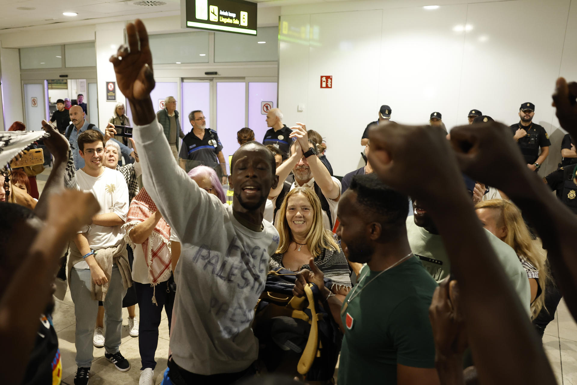 Llegada este lunes al aeropuerto de Barajas, en Madrid, de otro grupo de activistas españoles que integraban la flotilla Global Sumud, en un avión A-400 de la Fuerza Aérea Española. EFE/Juanjo Martín