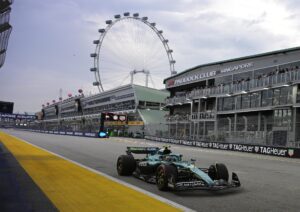 Fernando Alonso (Aston Martin) durante los entrenamientos libres para el Gran Premio de Fórmula Uno de Singapur. EFE/EPA/TOM WHITE