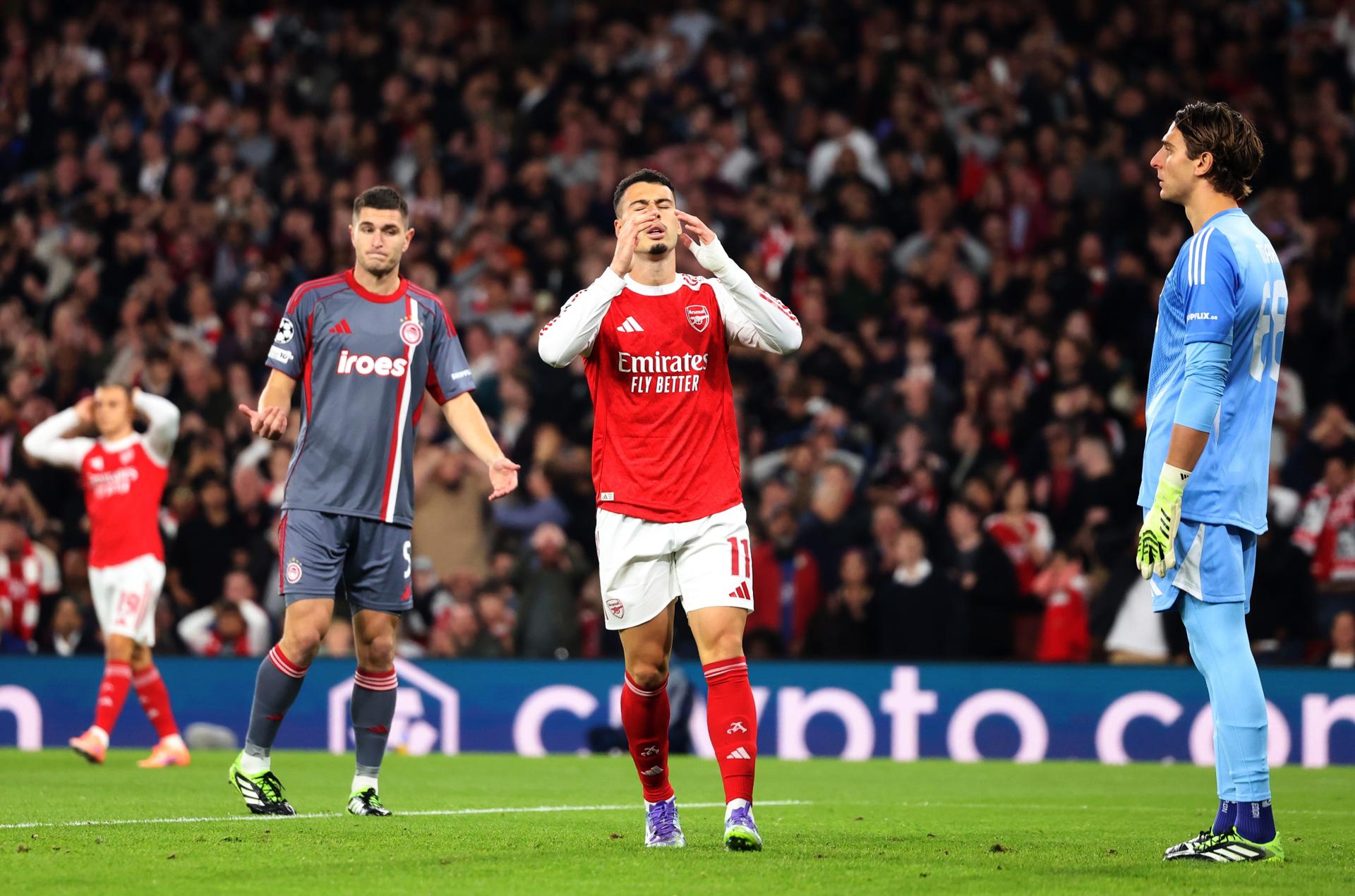El jugador del Arsenal Gabriel Martinelli (C) celebra su gol durante el partido de la segunda jornada de la UEFA Champions League que han jugado Arsenal y Olympiacos en Londres, Reino Unido. EFE/EPA/NEIL HALL
