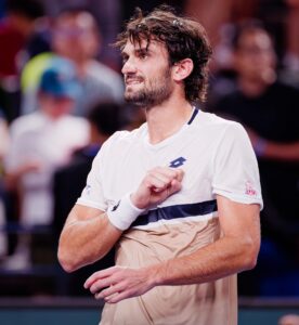 El tenista monegasco Valentin Vacherot reacciona tras su victoria de este jueves contr ael danés Holger Rune en el torneo de Shanghai. EFE/EPA/ALEX PLAVEVSKI