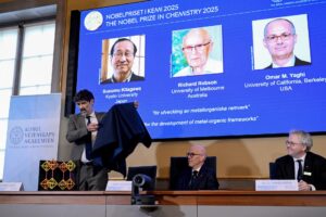 STOCKHOLM (Sweden), 08/10/2025.- The 2025 Nobel Prize in Chemistry recipients are announced during a press conference at the Royal Swedish Academy of Sciences, in Stockholm, Sweden, 08 October 2025. The Nobel Prize in Chemistry 2025 was awarded to Susumu Kitagawa, Richard Robson and Omar M. Yaghi 'for the development of metal-organic frameworks.' (Suecia, Estocolmo) EFE/EPA/FREDRIK SANDBERG/TT SWEDEN OUT