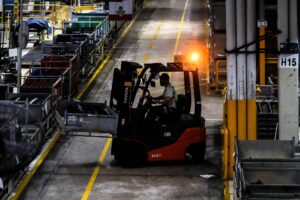 Foto de archivo de trabajadores de la empresa Toyota durante su jornada laboral en la planta de la ciudad de Zarate, en la provincia de Buenos Aires (Argentina). EFE/ Juan Ignacio Roncoroni
