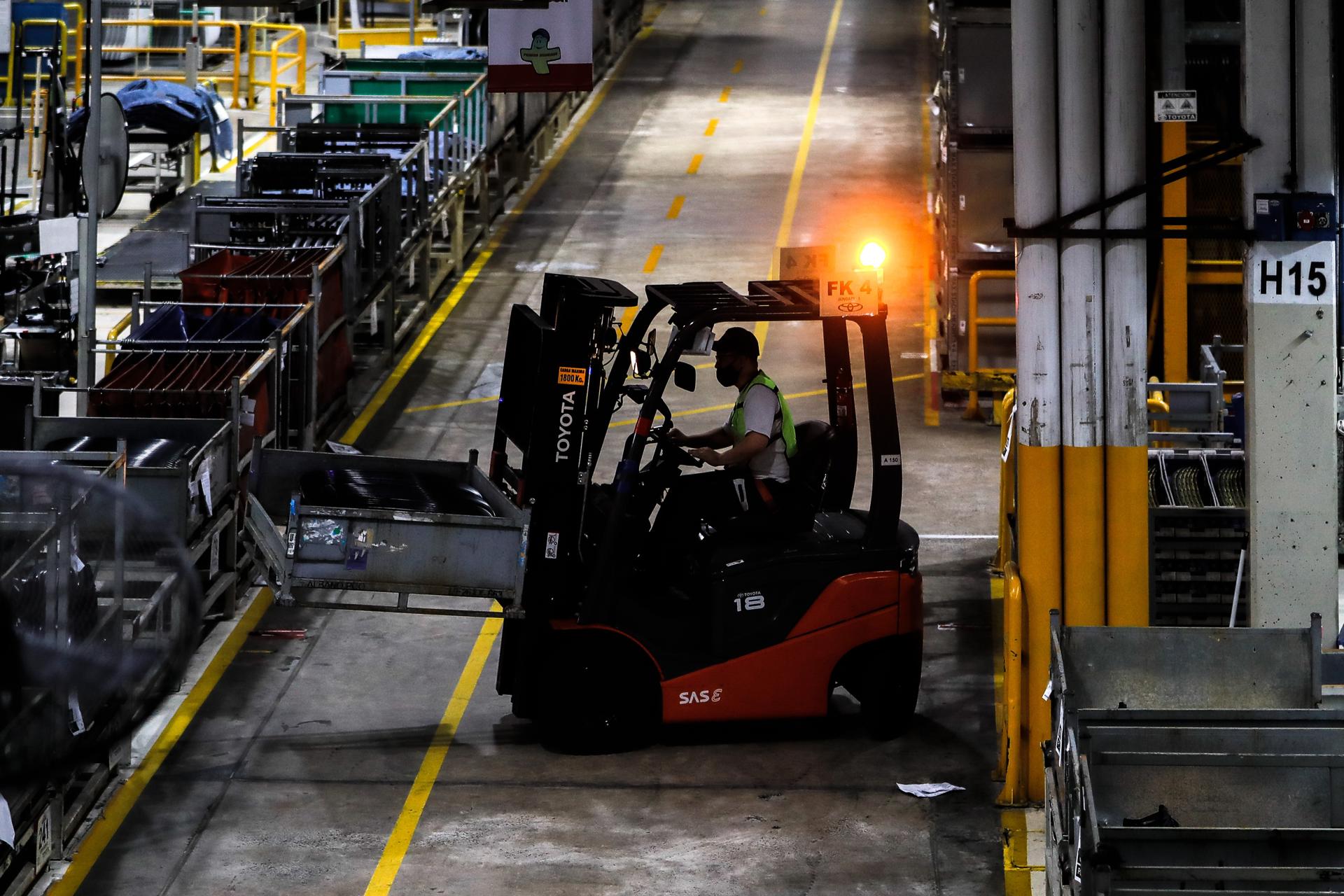 Foto de archivo de trabajadores de la empresa Toyota durante su jornada laboral en la planta de la ciudad de Zarate, en la provincia de Buenos Aires (Argentina). EFE/ Juan Ignacio Roncoroni