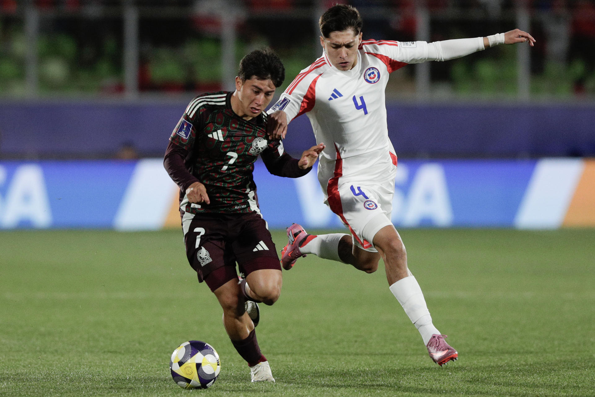 Patricio Romero (d), de Chile ,disputa el balón con Alexéi Domínguez, de México, en un partido de octavos de final del Mundial Sub-20. EFE/Adriana Thomasa
