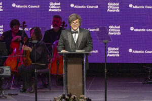 El presidente de Argentina, Javier Milei (c), el pasado 24 de septiembre, durante una gala, en Nueva York (NY, EE.UU.). EFE/Ángel Colmenares