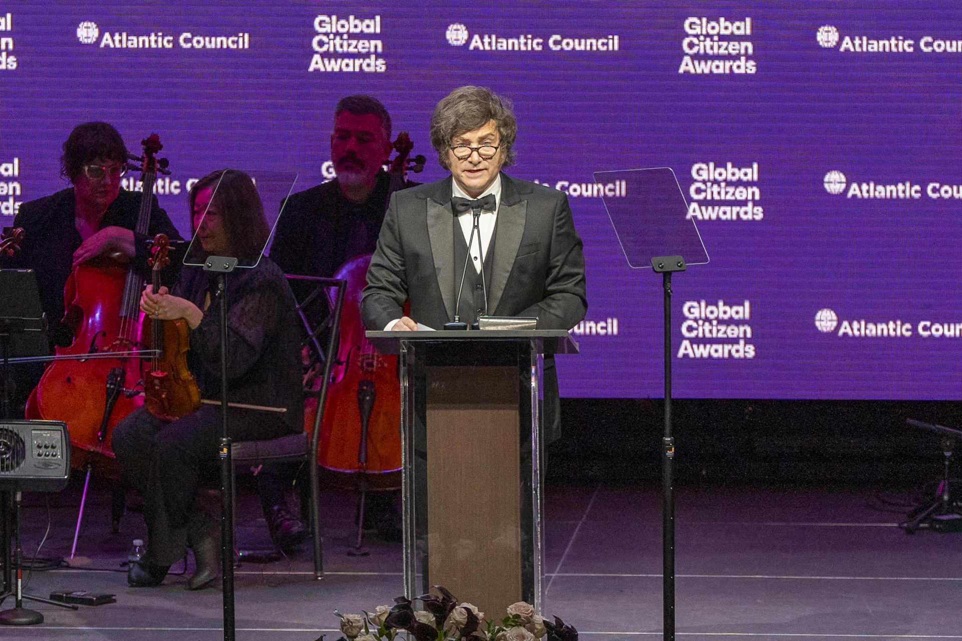 El presidente de Argentina, Javier Milei (c), el pasado 24 de septiembre, durante una gala, en Nueva York (NY, EE.UU.). EFE/Ángel Colmenares