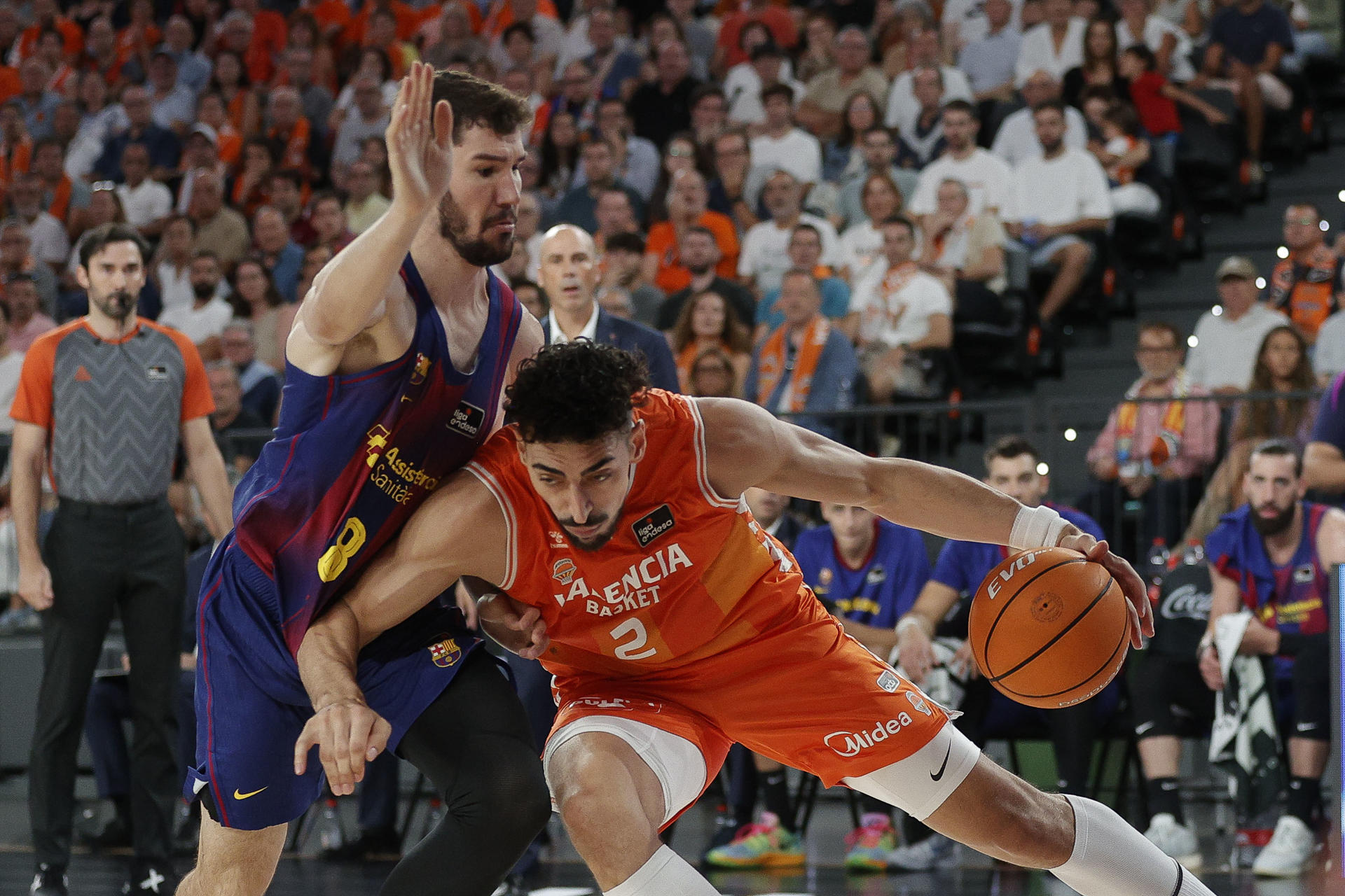 J. Puerto del Valencia Basket, y  D. Brizuela del Barcelona, durante el partido de la jornada 1 de la Liga Endesa, este domingo en Valencia.-EFE/ Manuel Bruque
