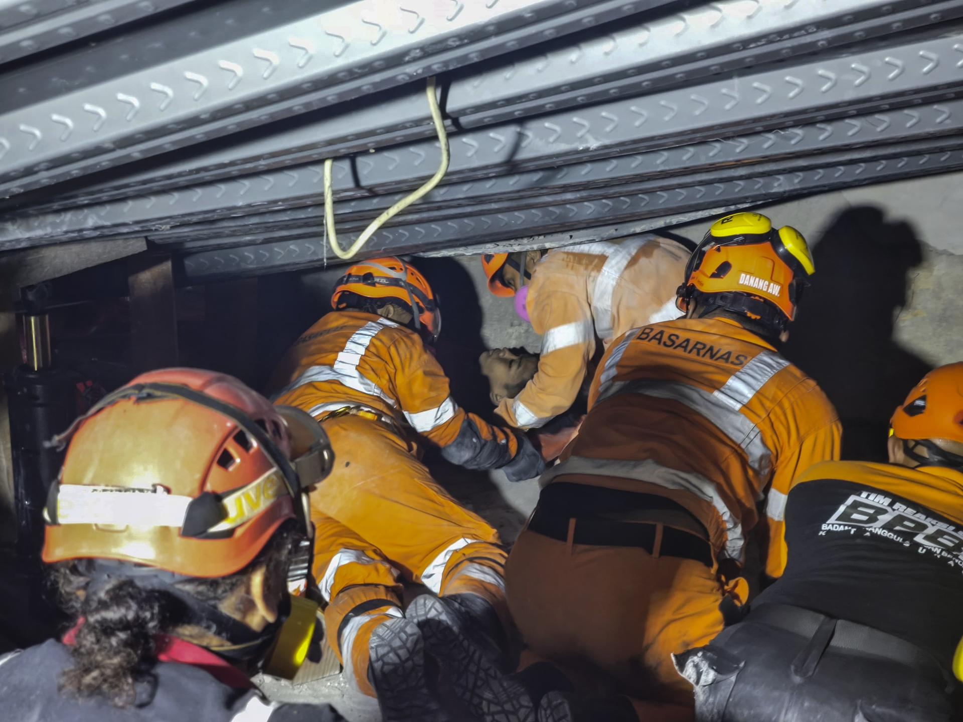 Los equipos de emergencia en la zona del derrumbe de un internado en Indonesia.
EFE/EPA/BASARNAS / HANDOUT BEST QUALITY AVAILABLEHANDOUT EDITORIAL USE ONLY/NO SALES