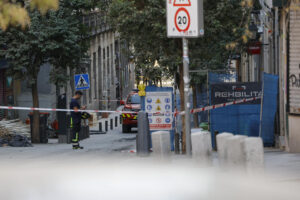 El centro de Madrid recupera poco a poco la normalidad este miércoles tras el derrumbe de un edificio en la calle Hileras, muy cerca de la plaza de Ópera, donde los equipos de rescate han encontrado esta pasada noche los cuerpos sin vida de cuatro personas. Aunque decenas de policías municipales siguen custodiando un cordón policial en los alrededores de la calle Hileras, que comunica la calle Arenal con la plaza Herradores, a primera hora de esta mañana ya se podía circular por algunas de estas vías, mientras los agentes siguen solicitando documentación a quienes necesitan pasar por la calle del siniestro. EFE/ Zipi