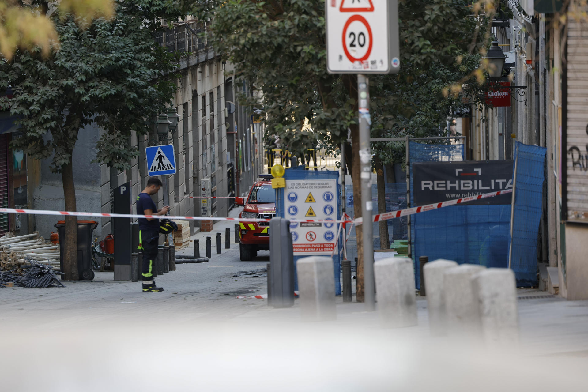 El centro de Madrid recupera poco a poco la normalidad este miércoles tras el derrumbe de un edificio en la calle Hileras, muy cerca de la plaza de Ópera, donde los equipos de rescate han encontrado esta pasada noche los cuerpos sin vida de cuatro personas. Aunque decenas de policías municipales siguen custodiando un cordón policial en los alrededores de la calle Hileras, que comunica la calle Arenal con la plaza Herradores, a primera hora de esta mañana ya se podía circular por algunas de estas vías, mientras los agentes siguen solicitando documentación a quienes necesitan pasar por la calle del siniestro. EFE/ Zipi
