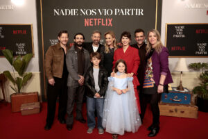 El elenco de la nueva serie de Netflix ‘Nadie nos vio partir’, posa durante la alfombra roja este martes, en Ciudad de México (México). EFE/ José Méndez