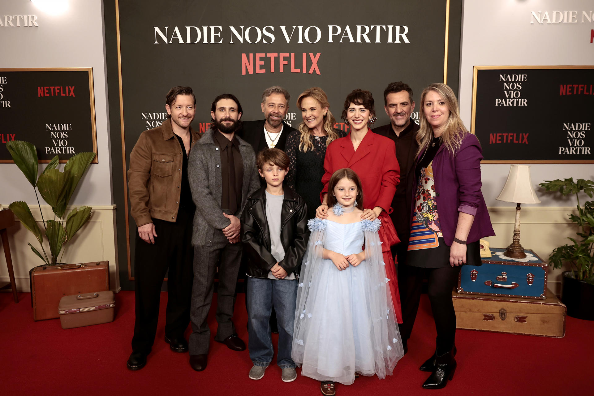 El elenco de la nueva serie de Netflix ‘Nadie nos vio partir’, posa durante la alfombra roja este martes, en Ciudad de México (México). EFE/ José Méndez