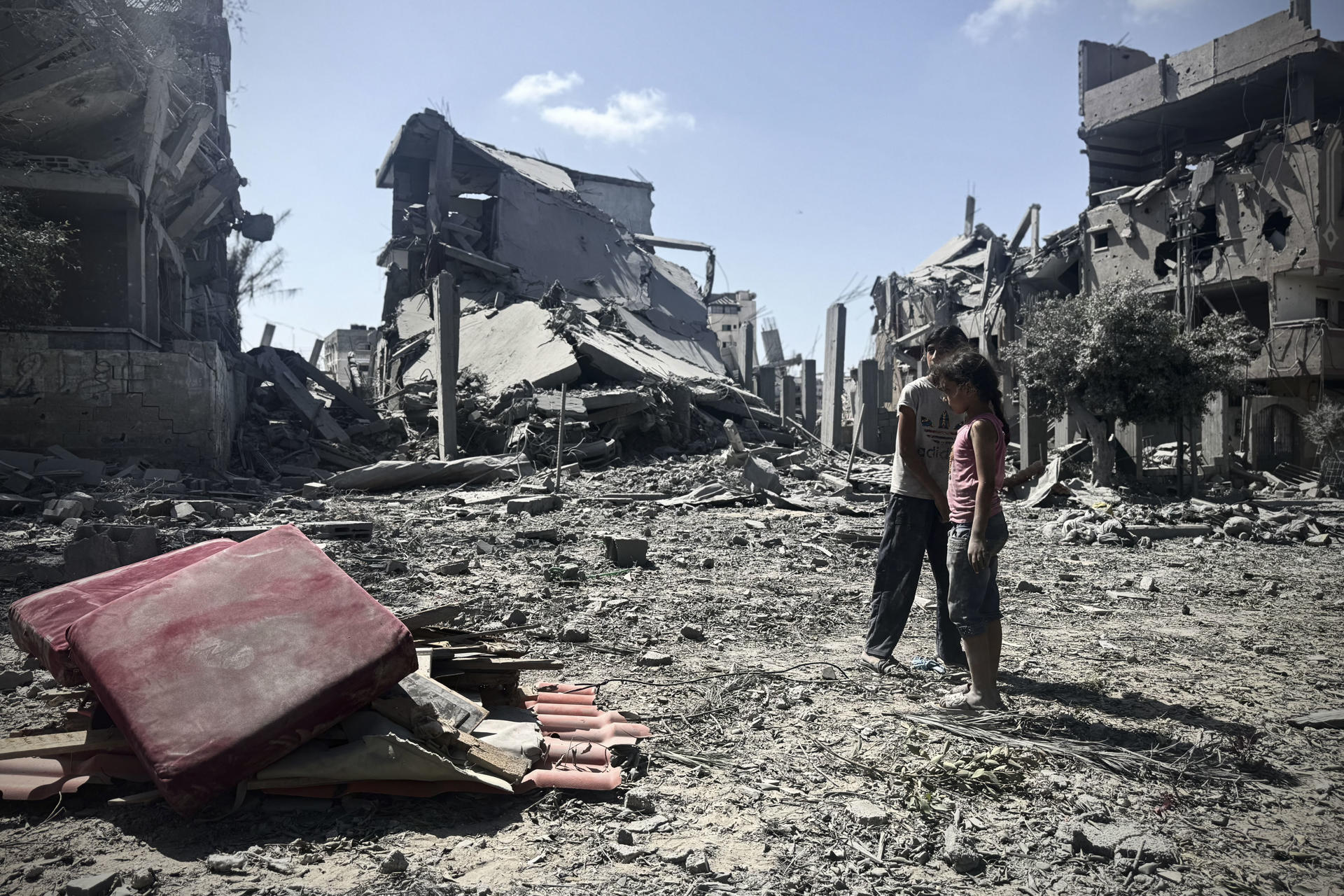 GAZA, 04/10/2025.- Imagen tomada este sábado en la ciudad de Gaza. Los habitantes de la ciudad de Gaza, asediada desde hace semanas por Israel, recuperaron este sábado cierta normalidad y la esperanza con ataques menos intensos tras los avances hacia un posible fin de la ofensiva israelí, pero dicen no tener razones para celebrar una tregua que aún no ha llegado. Un día después de que Hamás anunciara su intención de negociar de acuerdo al plan estadounidense para Gaza y de que Donald Trump exigiera a Israel el cese de los bombardeos, los habitantes de la capital salieron este sábado a las calles para ir al mercado, más concurrido que en días anteriores, o intentaron acceder, sin éxito, a sus casas en zonas controladas por el Ejército israelí. EFE/Ahmad Awad
