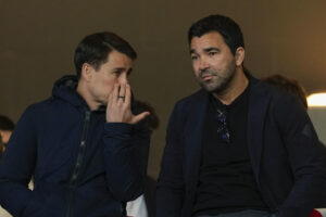 El director deportivo del FC Barcelona, Deco (d) en la grada junto a Bojan Krikic, coordeinario del área de fútbol. en una foto de archivo de Alejandro García. EFE