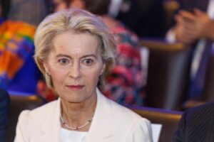 La presidenta de la Comisión Europea, Ursula von der Leyen, asiste al primer día del Foro Global Gateway en Bruselas, el 9 de octubre de 2025. Von der Leyen superó hoy dos nuevas mociones de censura ante el Parlamento Europeo, una de la izquierda y otra de la ultraderecha, que se quedaron muy lejos del apoyo de dos tercios de los votos emitidos que necesitaban para salir adelante. EFE/EPA/OLIVIER MATTHYS
