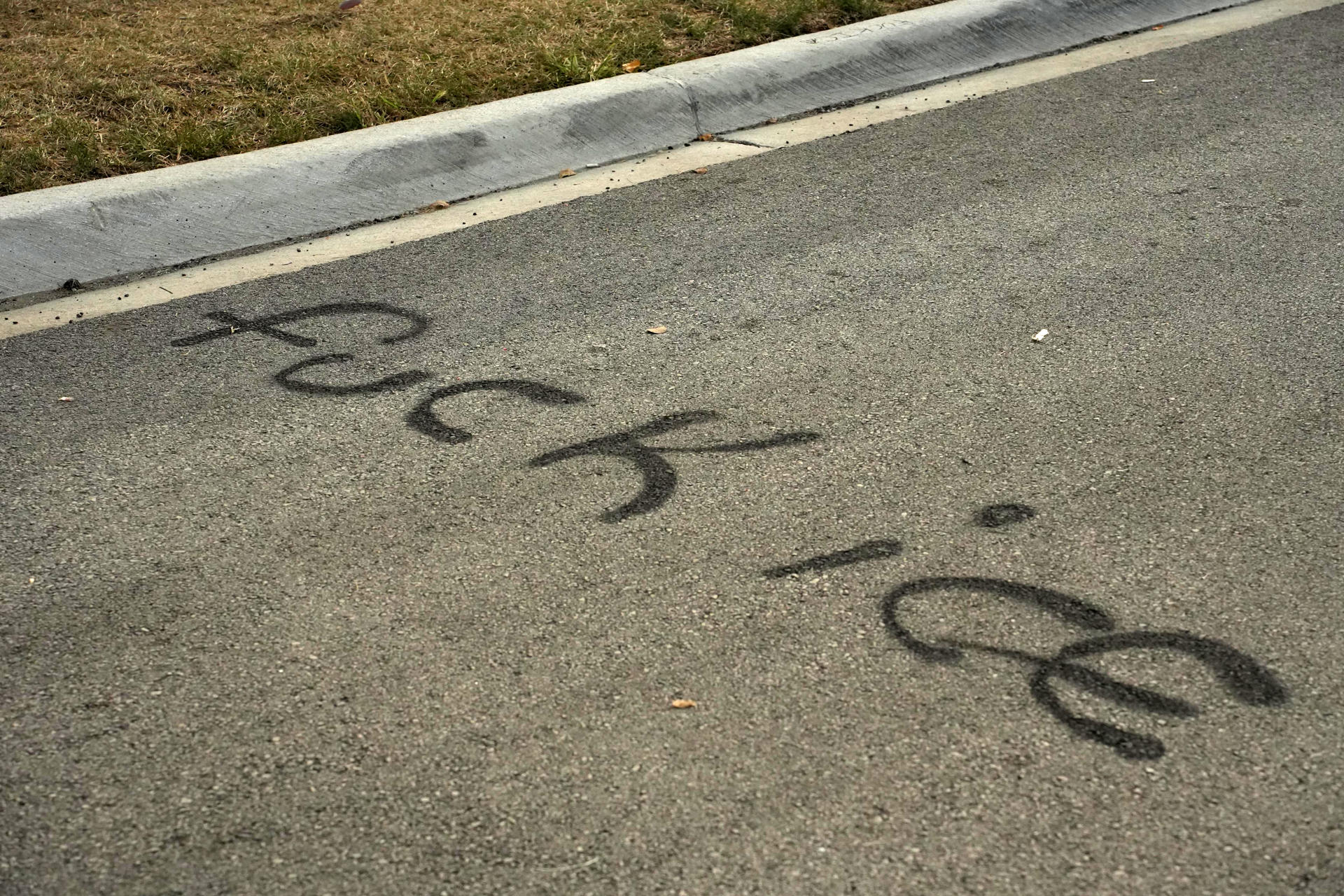 Fotografía de un grafiti contra del Servicio de Inmigración y Control de Aduanas (ICE) afuera del centro de detención de ICE este miércoles, en Broadview (Estados Unidos). EFE/ Manuel Márquez
