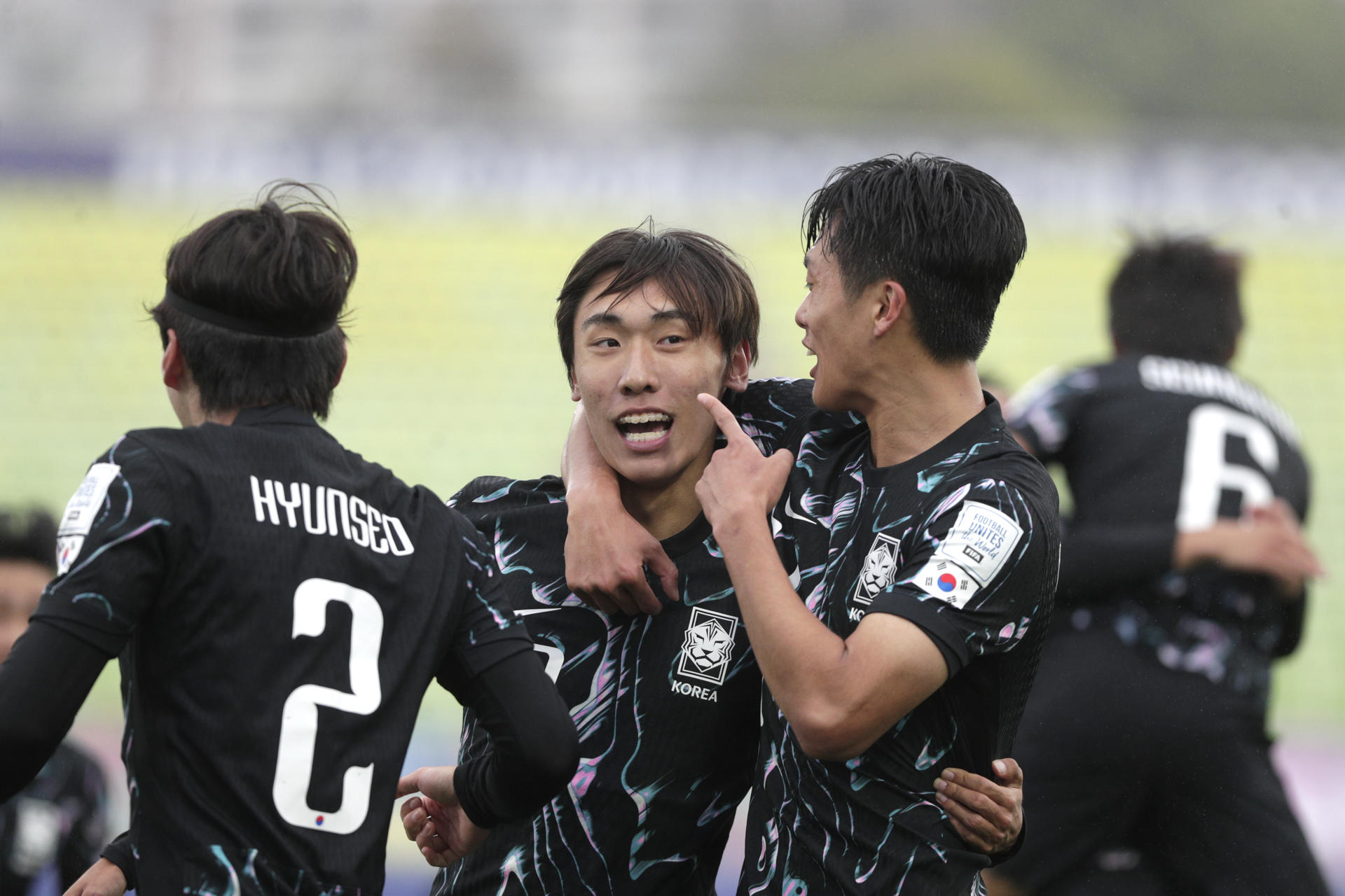 Hyun-Min Kim (c) y Kim Myung-jun (d) de Corea del Sur celebran un gol este viernes en un partido del Grupo B de la Copa Mundial Sub-20 ante Panamá en el estadio Elías Figueroa Brander, en Valparaíso (Chile). EFE/ Adriana Thomasa
