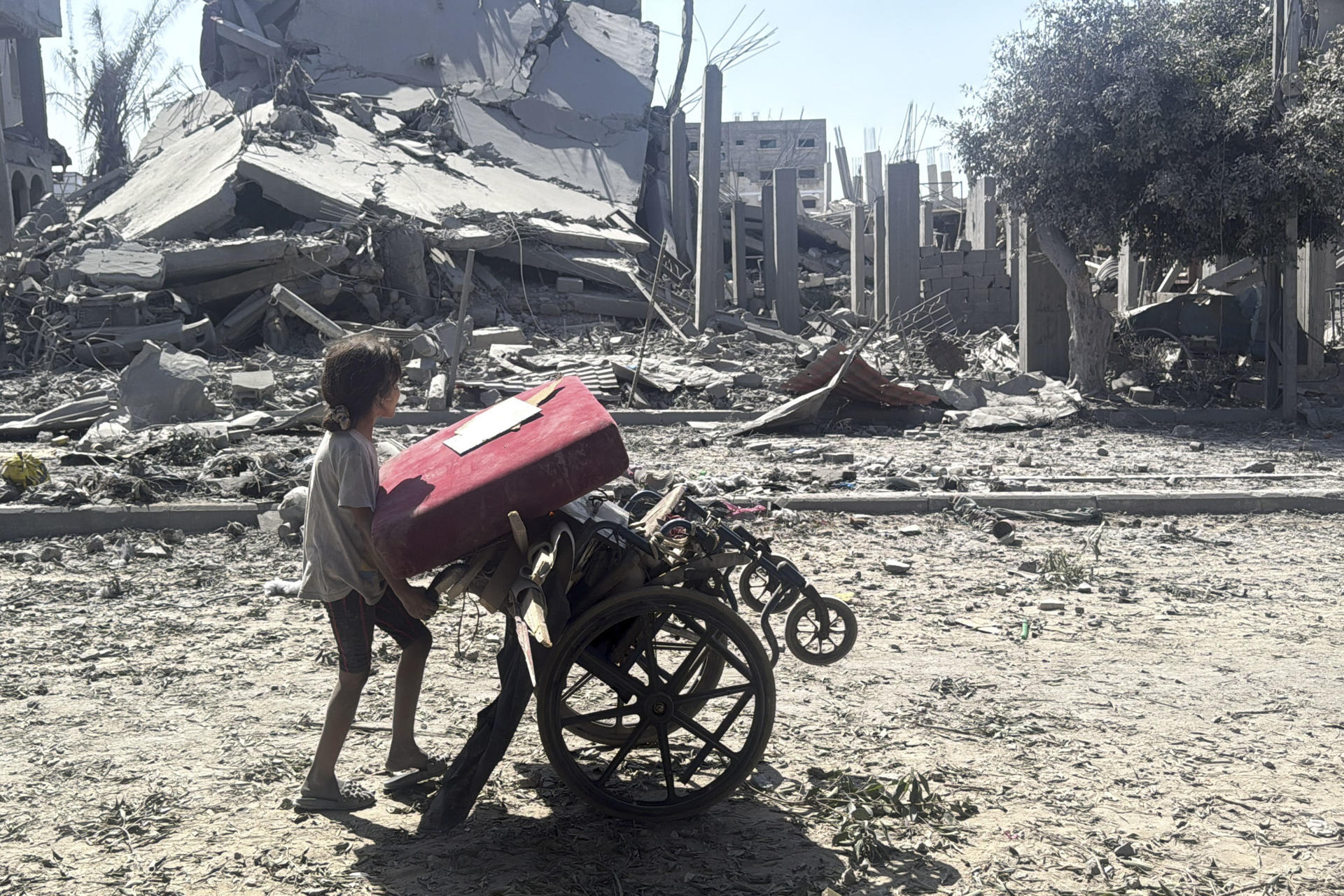 GAZA, 04/10/2025.- Imagen tomada este sábado en la ciudad de Gaza. Los habitantes de la ciudad de Gaza, asediada desde hace semanas por Israel, recuperaron este sábado cierta normalidad y la esperanza con ataques menos intensos tras los avances hacia un posible fin de la ofensiva israelí, pero dicen no tener razones para celebrar una tregua que aún no ha llegado. Un día después de que Hamás anunciara su intención de negociar de acuerdo al plan estadounidense para Gaza y de que Donald Trump exigiera a Israel el cese de los bombardeos, los habitantes de la capital salieron este sábado a las calles para ir al mercado, más concurrido que en días anteriores, o intentaron acceder, sin éxito, a sus casas en zonas controladas por el Ejército israelí. EFE/Ahmad Awad
