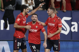 El defensa de Osasuna Alejandro Catena (i) celebra con sus compañeros tras marcar el segundo gol ante el Getafe, durante el partido de LaLiga de fútbol que CA Osasuna y Getafe CF disputaron en el estadio de El Sadar, en Pamplona. EFE/Jesús Diges