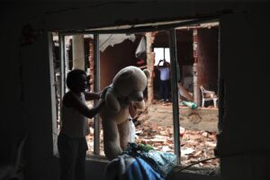 Fotografía de una casa afectada por una explosión este 9 de octubre de 2025, en Robles, Jamundí (Colombia). EFE/ Ernesto Guzmán