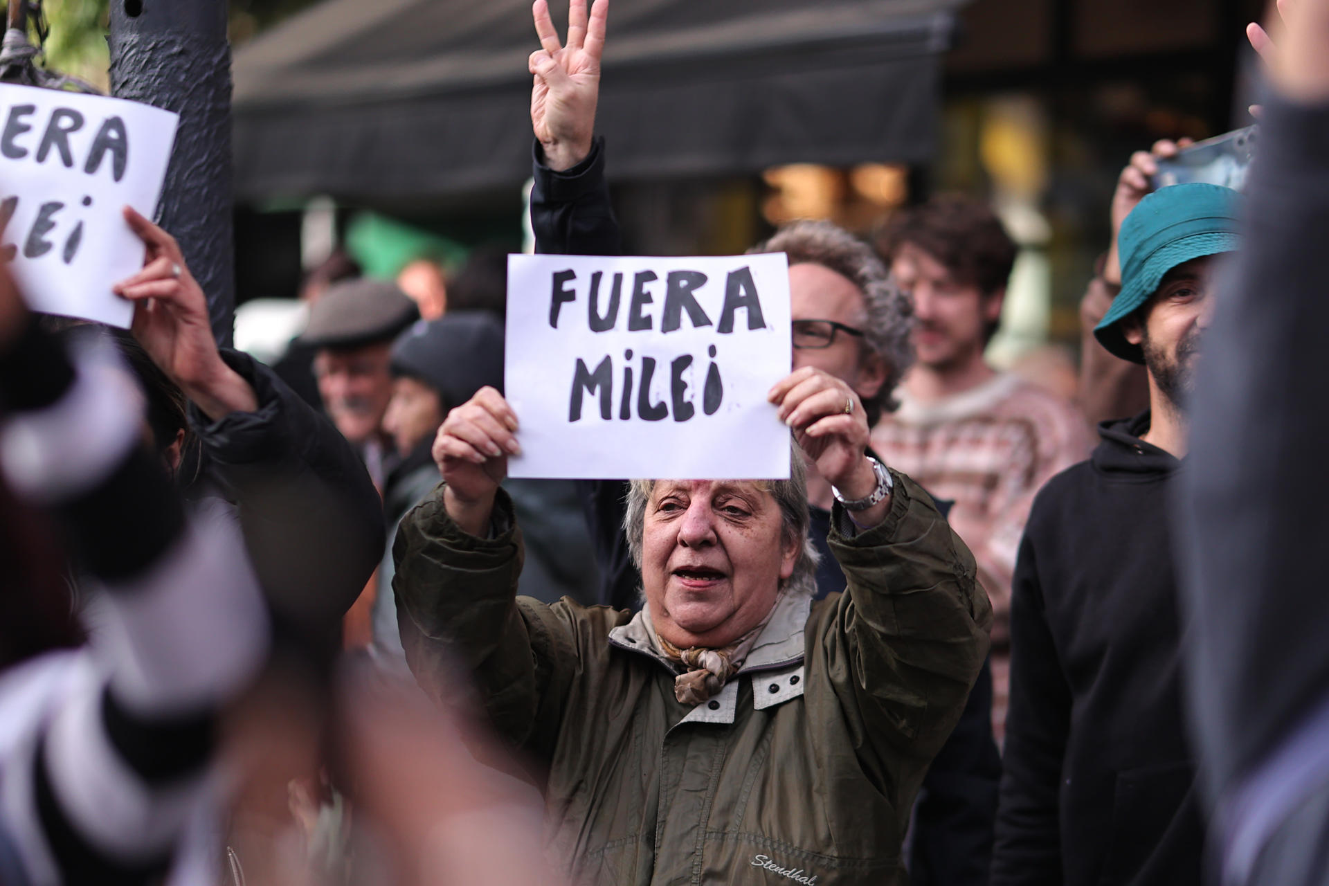 na opositora del presidente de Argentina, Javier Milei, sostiene un antes de un evento del mandatario este lunes, en Buenos Aires (Argentina). EFE/ Juan Ignacio Roncoroni
