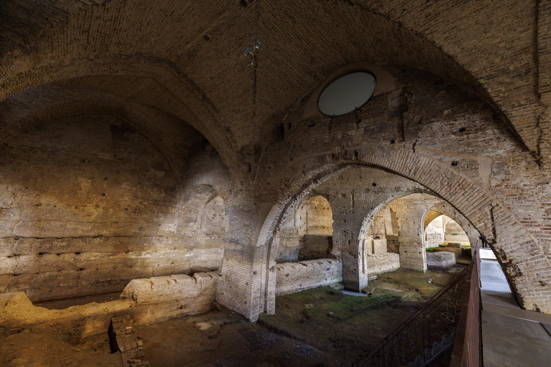 Imagen del interior de las Atarazanas de Sevilla, el antiguo astillero medieval y principal arsenal militar para la Corona de Castilla, que reabre tras décadas de abandono y una polémica rehabilitación que ha durado varios años para convertirse en un espacio cultural. EFE/ Julio Muñoz
