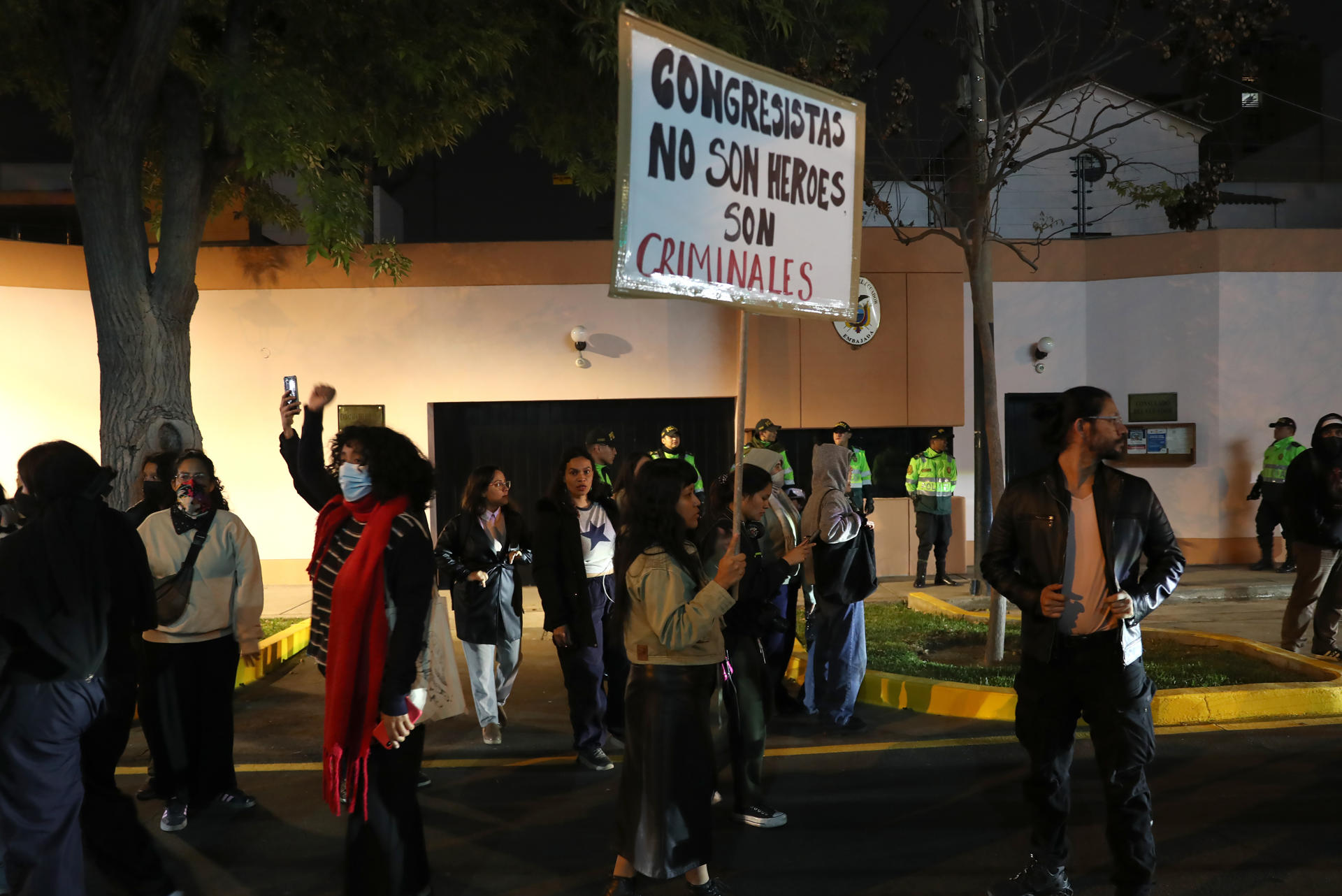 Manifestantes se reúnen afuera de la Embajada de Ecuador este jueves, en Lima (Perú). EFE/ Paolo Aguilar