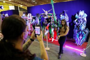 Fotografía de archivo en donde se ven asistentes de una edición pasada del Salón del Ocio y la Fantasía (SOFA) en Bogotá (Colombia). EFE/ Carlos Ortega