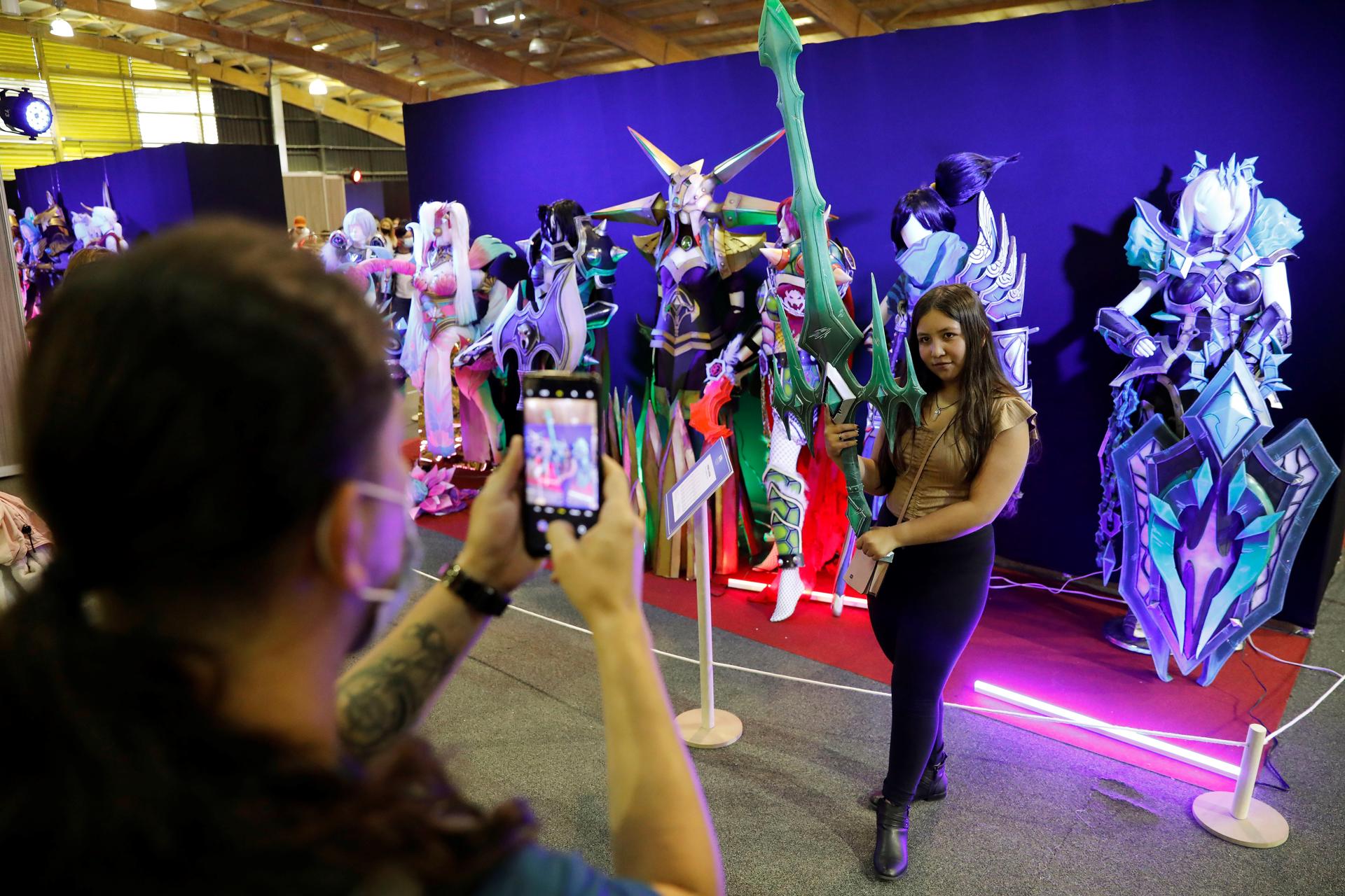Fotografía de archivo en donde se ven asistentes de una edición pasada del Salón del Ocio y la Fantasía (SOFA) en Bogotá (Colombia). EFE/ Carlos Ortega
