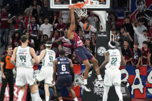 El alero estadounidense del Baskonia Hamidou Diallo (c) efectúa un mate durante el partido de la tercera jornada de la temporada regular de la EuroLiga que Baskonia y Panathinaikos disputan hoy jueves en el Buesa Arena. EFE/ L. Rico