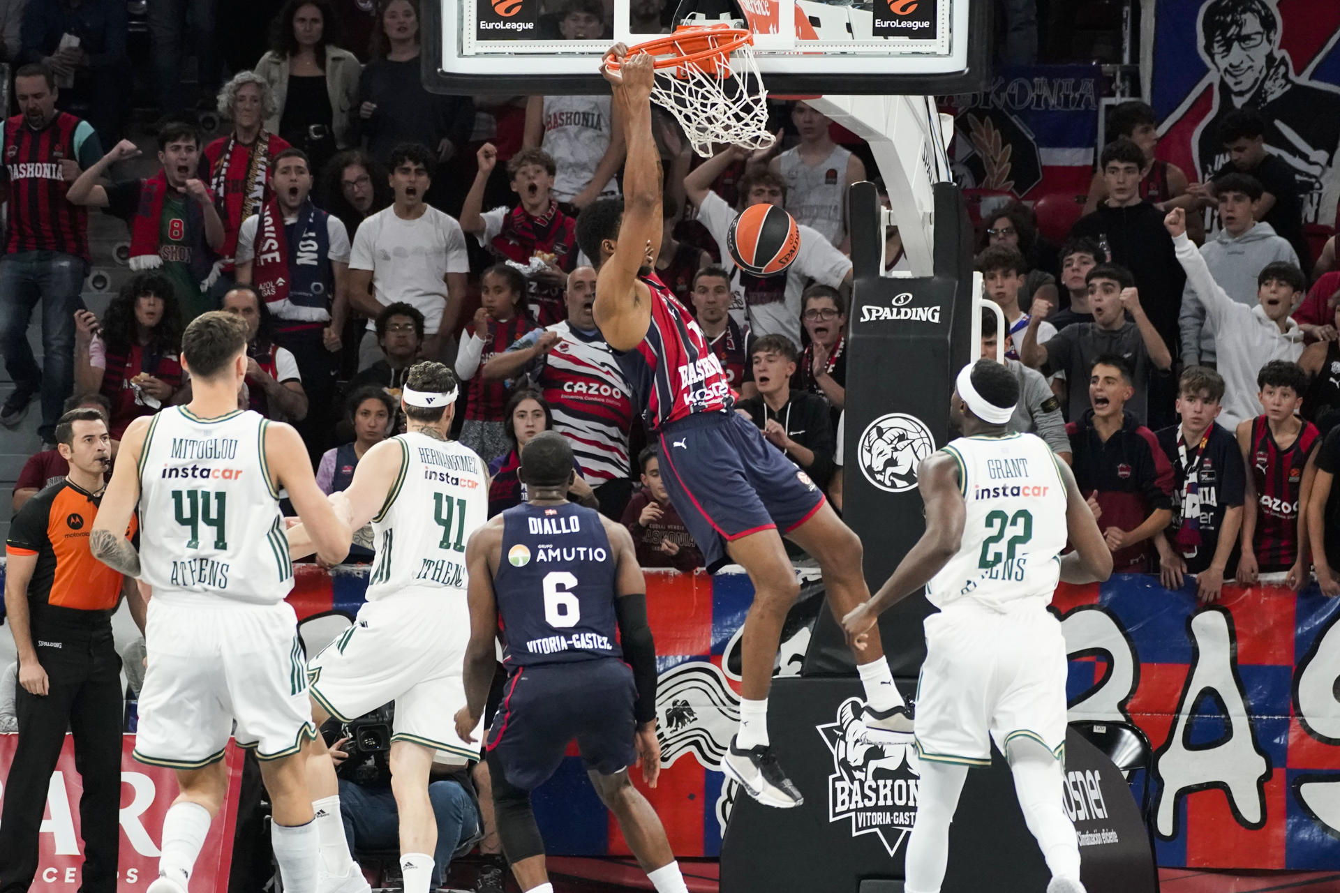 El alero estadounidense del Baskonia Hamidou Diallo (c) efectúa un mate durante el partido de la tercera jornada de la temporada regular de la EuroLiga que Baskonia y Panathinaikos disputan hoy jueves en el Buesa Arena. EFE/ L. Rico