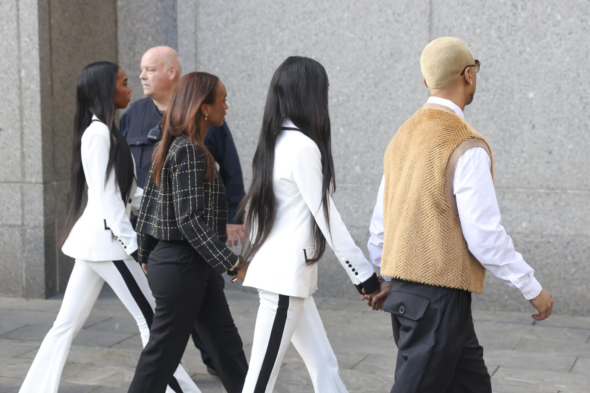Quincy Brown (d), hijo del rapero y ejecutivo discográfico estadounidense Sean 'Diddy' Combs, y sus otros hermanos se toman de la mano mientras entran a la corte federal para la sentencia de su padre en Nueva York, EE. UU. EFE/SARAH YENESEL
//////////
NEW YORK (United States), 03/10/2025.- Quincy Brown (R), son of US rapper and record executive Sean 'Diddy' Combs, and his other siblings hold hands as they enter federal court for the sentencing of their father in New York, New York, USA, 03 October 2025. Sean Combs was found guilty of two counts of transportation to engage in prostitution in July. (Nueva York) EFE/EPA/SARAH YENESEL