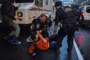 Fotografía de archivo en donde se ven personas siendo controladas por uniformados en Nueva York durante una manifestación. EFE/OLGA FEDOROVA