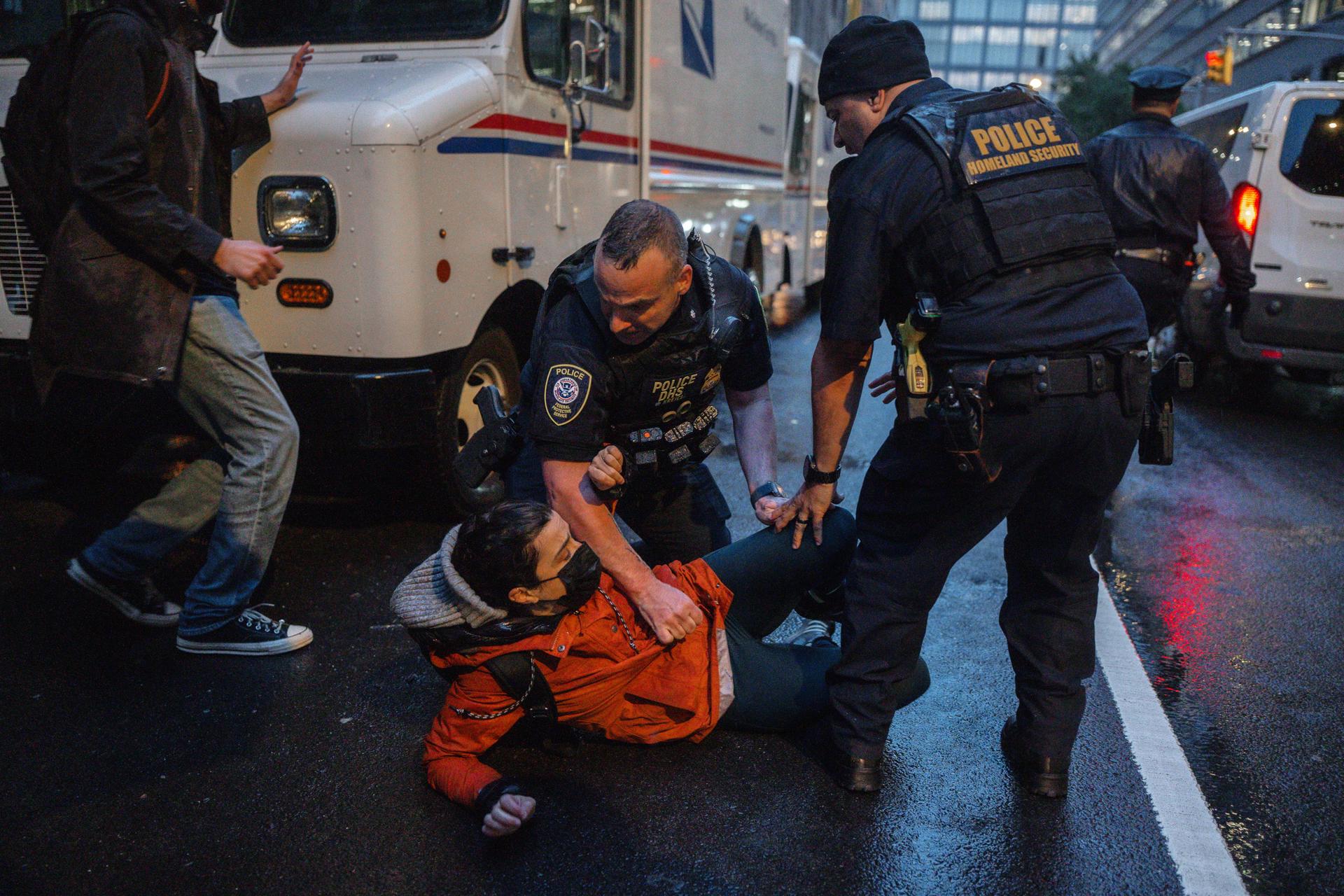 Fotografía de archivo en donde se ven personas siendo controladas por uniformados en Nueva York durante una manifestación. EFE/OLGA FEDOROVA