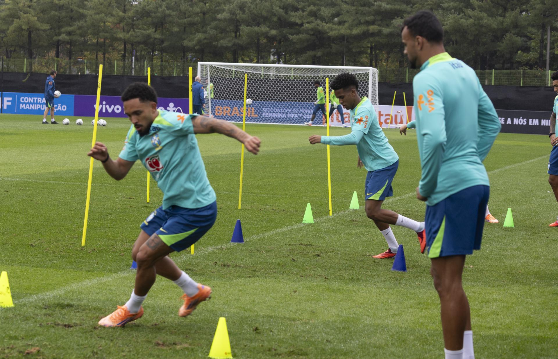 Jugadores de la selección nacional de Brasil en acción durante una sesión de entrenamiento en el Estadio Goyang en Goyang, provincia de Gyeonggi-do, Corea del Sur. Brasil se está preparando para un partido amistoso contra Corea del Sur en el Estadio Mundialista de Sangam en Seúl. EFE/EPA/JEON HEON-KYUN
