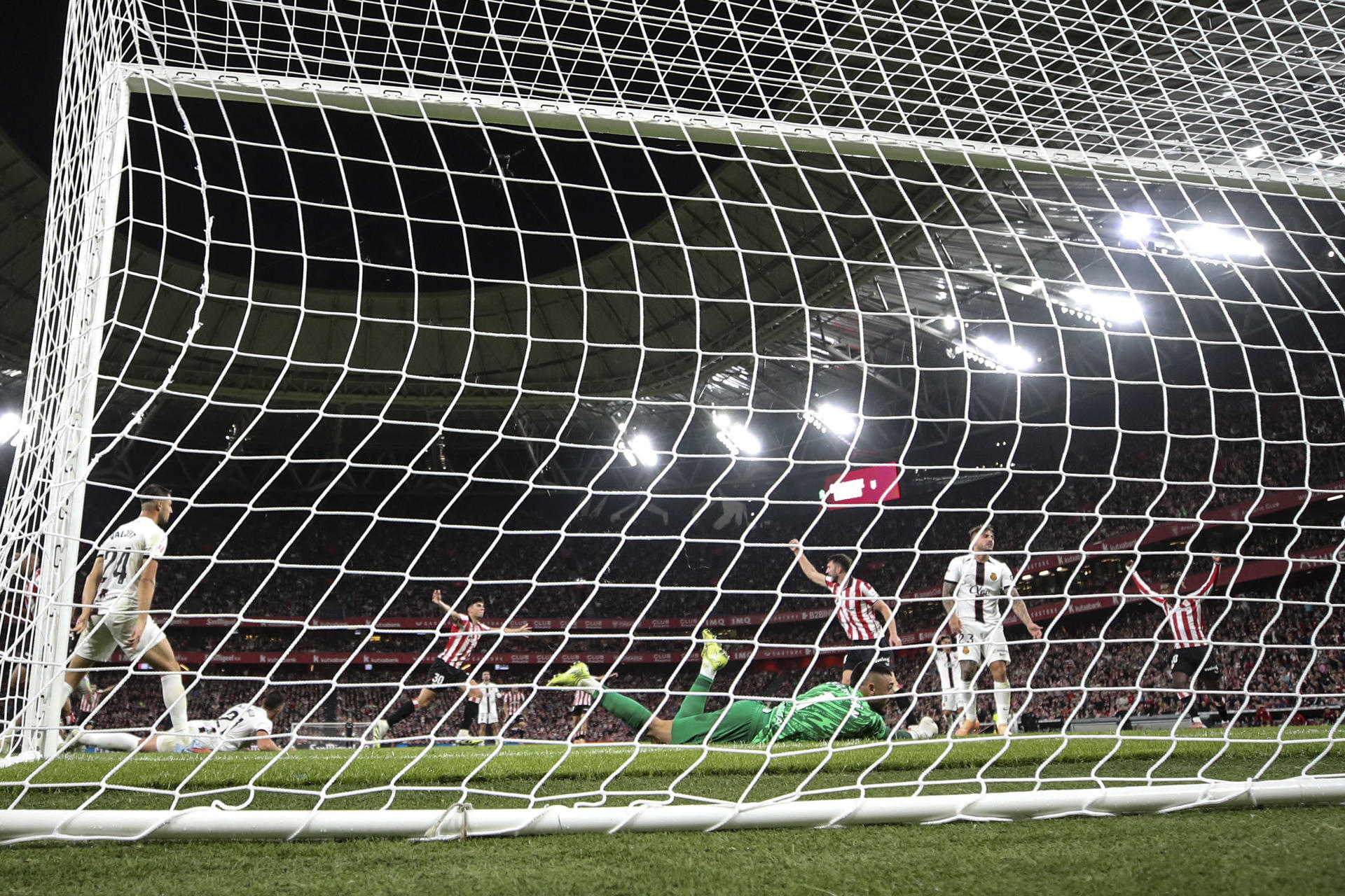 El centrocampista del Athletic Club Alejandro Rego (2i), celebra su gol contra el Mallorca. EFE/ Luis Tejido
