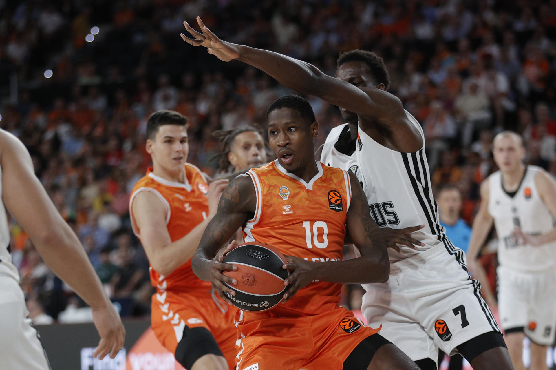 El base del Valencia Omari Moore juega un balón ante Saliou Niang (d), del Bolonia, durante el partido de la Euroliga de baloncesto que Valencia Basket y Virtus Bolonia han disputado este viernes en el pabellón multiusos Roig Arena. EFE/Manuel Bruque
