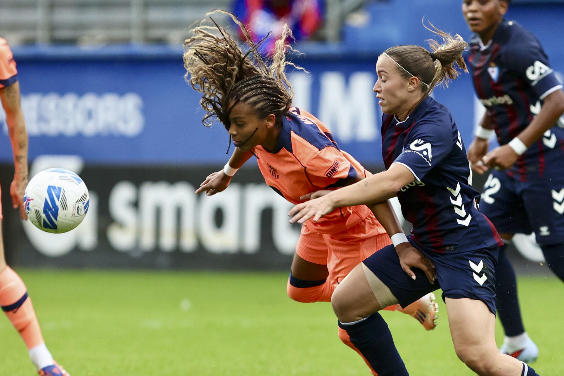 La defensora del FC Barcelona, Salma Paralluelo (i) cdurante el partido de la sexta jornada de Liga disputado entre el Eibar y el FC Barcelona, en el estadio municipal de Ipurua. EFE/Javi Colmenero
