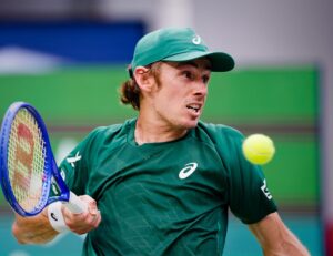 El tenista australiano Alex de Minaur, en acción durante su partido contra el portugués Nuno Borges, en el Shanghái Masters.  EFE/EPA/ALEX PLAVEVSKI