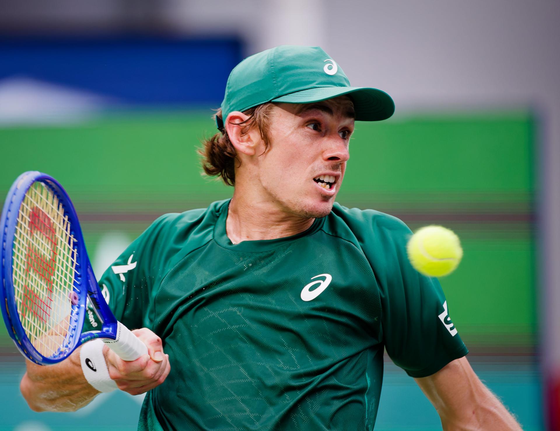 El tenista australiano Alex de Minaur, en acción durante su partido contra el portugués Nuno Borges, en el Shanghái Masters.  EFE/EPA/ALEX PLAVEVSKI