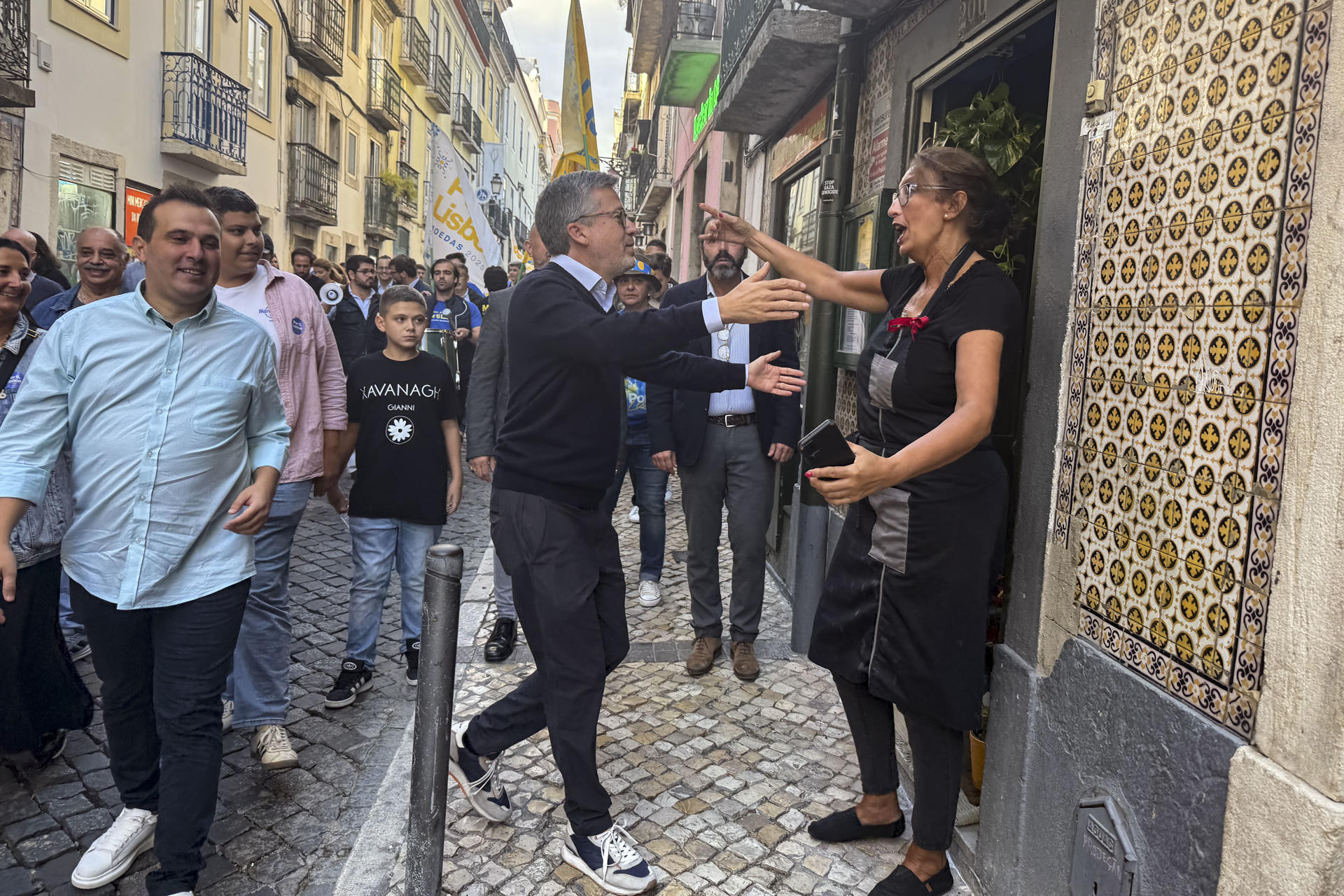 El alcalde de Lisboa, el conservador Carlos Moedas (3d), junto a su equipo de campaña en una acción de contacto directo con los votantes en el barrio de la Bica, en el centro de la capital portuguesa. EFE/Susana Samhan.