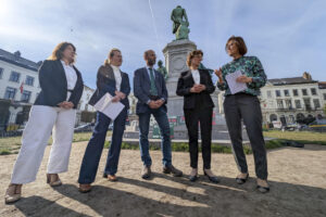 La comisaria europea de Medioambiente, Jessika Roswall (2d), recibió este miércoles en mano, a través de organizaciones ecologistas, casi 200.000 mensajes de ciudadanos europeos reclamando que la simplificación legislativa que prepara el Ejecutivo comunitario no degrade las normas de protección ambiental. EFE/ Javier Albisu