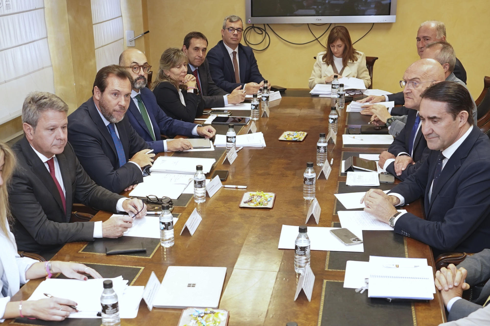 El Consejo de Administración de la Sociedad Valladolid Alta Velocidad (SVAV) se reúne para valorar la continuidad de esta entidad que preside el ministro de Transportes y Movilidad Sostenible, Óscar Puente (2i) y en la que también participan el consejero de Medio Ambiente de la Junta de Castilla y León, Juan Carlos Suárez-Quiñones (d) y el alcalde de Valladolid, Jesús Julio Carnero (2d).EFE/ Nacho Gallego