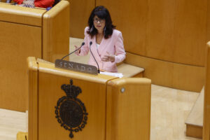 La ministra de Igualdad, Ana Redondo, interviene durante el pleno del Senado para dar cuenta de su gestión de la crisis de las pulseras de control telemático de agresores machistas, por la que ha sido reprobada en el Congreso y duramente criticada por el PP e incluso por los socios parlamentarios del Gobierno. EFE/ Javier Lizón