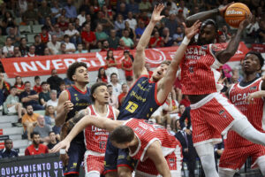 El escolta del Morabank AndorraChumi Ortega (c) ante los jugadores del UCAM Murcia durante el partido de Liga Endesa disputado ente el UCAM Murcia y el Morabank Andorra, este domingo en el Palacio de los Deportes de Murcia. EFE/ Juan Carlos Caval