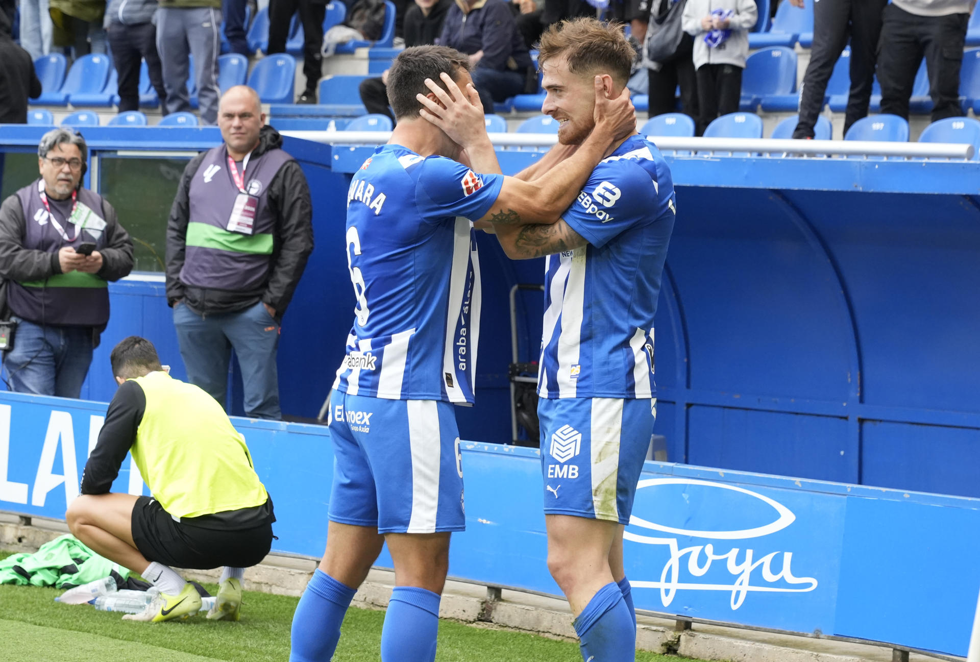 El delantero del Deportivo Alavés Antonio Martínez (d), celebra su gol de durante el partido de la jornada 8 de LaLiga EA Sports entre el Alavés y el Elche, este domingo en el Estadio Mendizorroza en Vitoria. EFE/ L. Rico
