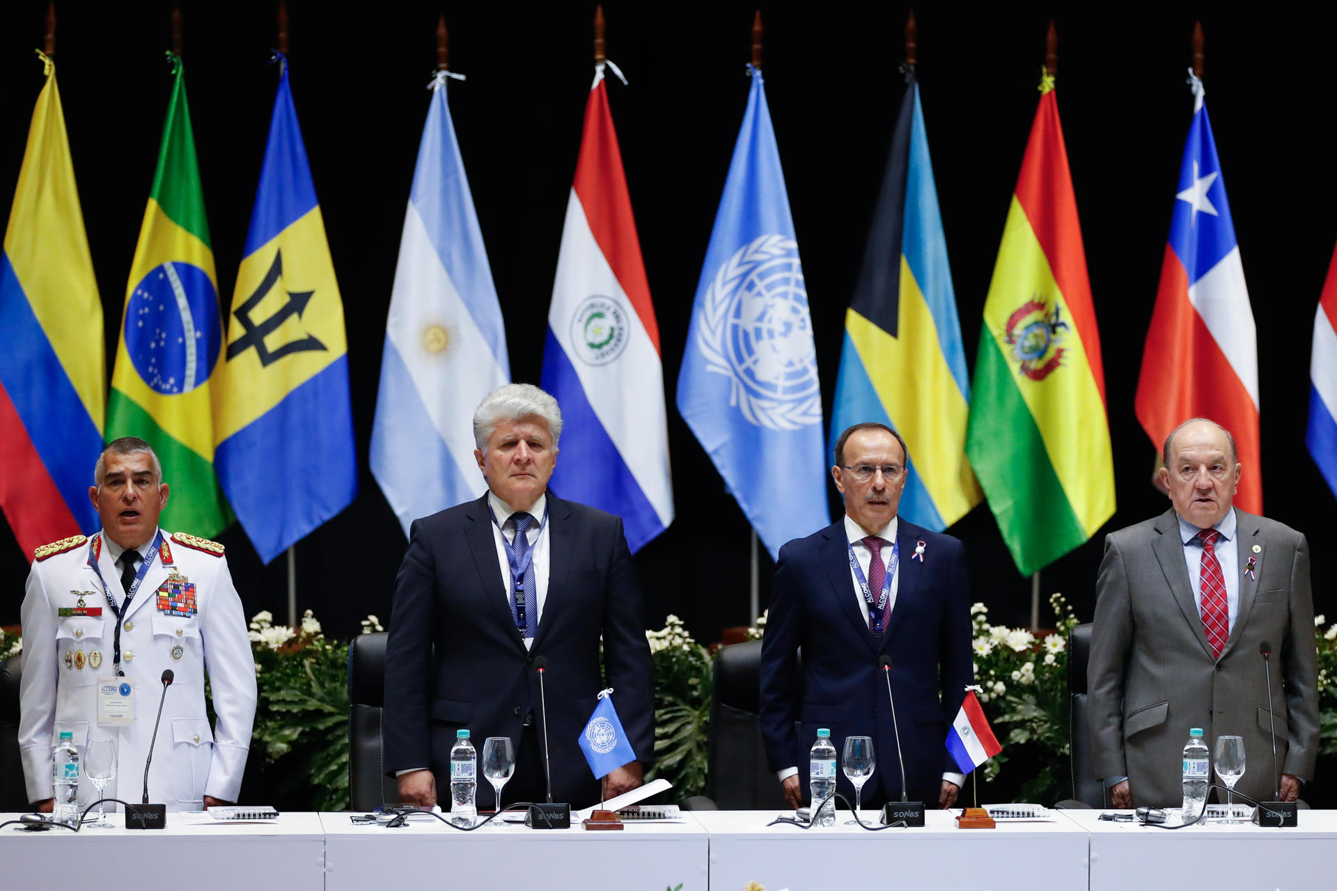 De izquierda a derecha: el comandante de las fuerzas militares de Paraguay, César Moreno; el representante especial del Secretario General de la ONU y Jefe de la Misión de Verificación de la ONU en Colombia, Miroslav Jenca; el ministro de defensa de Paraguay, Óscar González, y el secretario del Consejo de Defensa Nacional de Paraguay, Cíbar Benítez, asisten a la ceremonia de apertura de la III Conferencia Ministerial de América Latina y el Caribe sobre Operaciones de Mantenimiento de la Paz de la ONU, este miércoles en Luque (Paraguay). EFE/ Juan Pablo Pino
