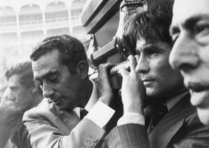 Imagen de archivo, fechada el 8 de octubre de 1975, en la que Palomo Linares (dch) porta el féretro de Antonio Bienvenida. EFE/gdu